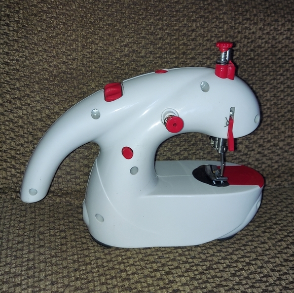 Singer Stitch Sew Quick 2 Hand-held Mini Sewing Machine - Picture 5 of 10